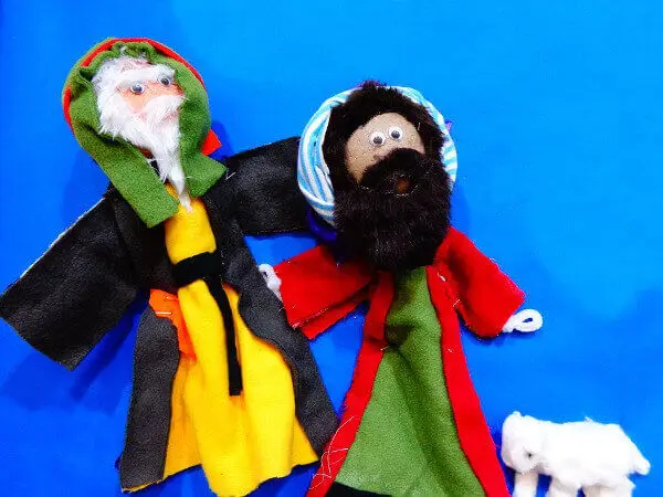Enfants participant à un enseignement biblique interactif avec des marionnettes – ministère pastoral pour les tout-petits à Mont-Tremblant