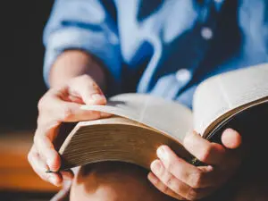 Un homme plongeant dans l'étude de la Parole de Dieu