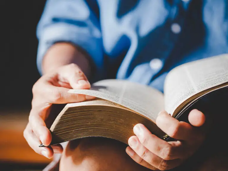 Un homme plongeant dans l'étude de la Parole de Dieu